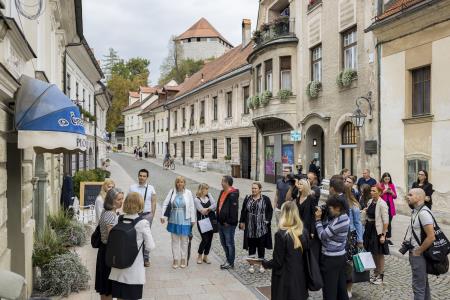 Kamniško mestno središče z novim utripom – sprehod z županom po pop-up izložbah in obisk novih podjetnikov  (27)